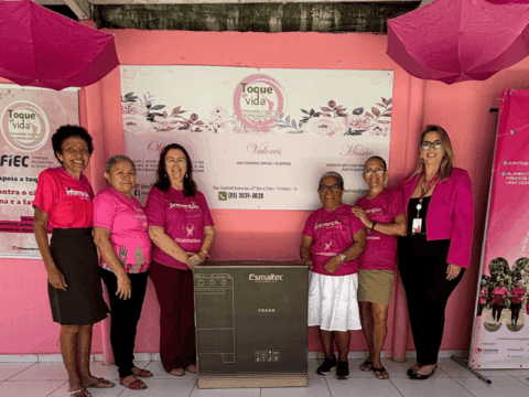 A nossa gerente, Roberta Morta, foi pessoalmente entregar as doações para a ONG Toque de vida.